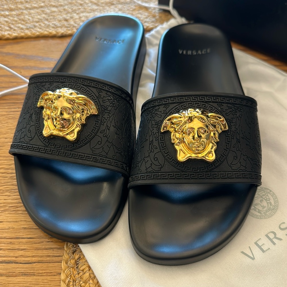 VERSACE POOL SLIDE GOMMA
DGOM8 Black Gold women’s 8B EU 38 Sandals